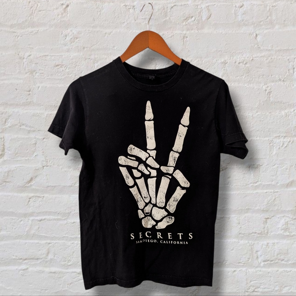 Graphic Band Tshirt / SECRETS short sleeve BLACK Size Small